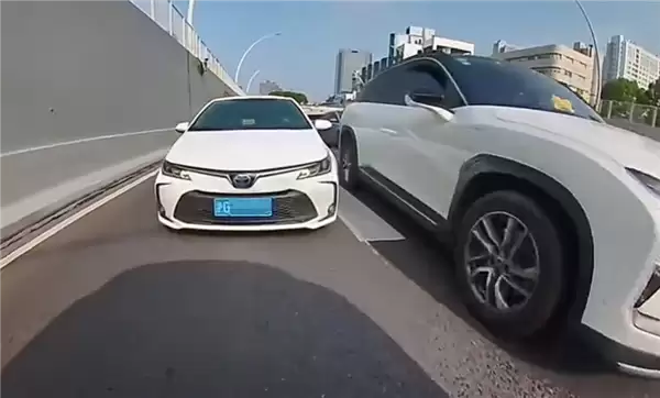 早高峰女司机强势插队 果然撞了