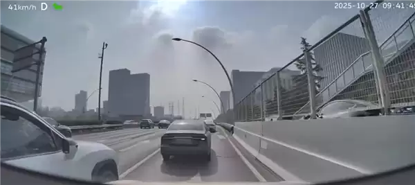 早高峰女司机强势插队 果然撞了