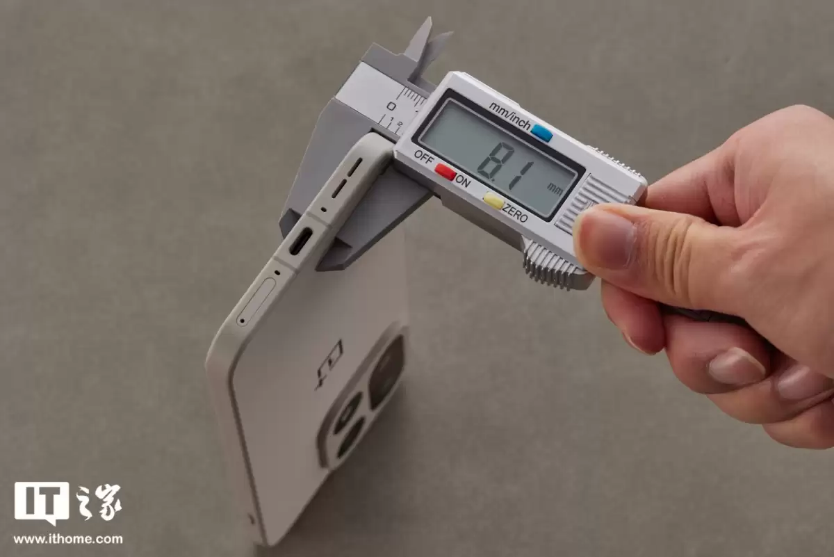 【IT之家开箱】一加 15 双配色真机图赏:多种工艺,奇妙手感