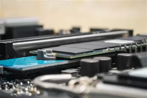 QLC硬盘容量提升1000倍 SK海力士研发全新PB级SSD
