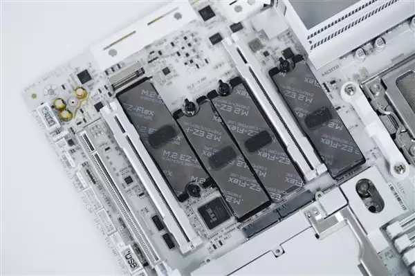 支持DDR5-9000！技嘉X870E AORUS X3D主板图赏