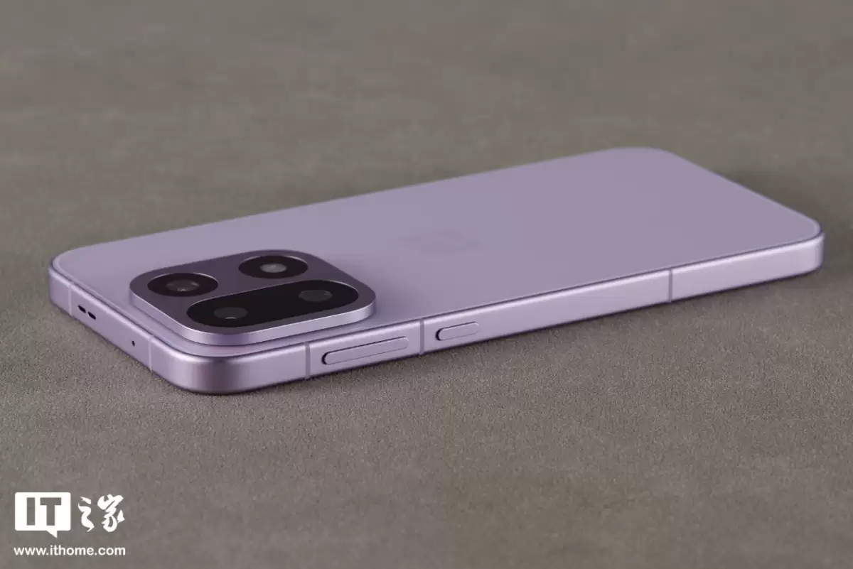 【IT之家开箱】一加 15 双配色真机图赏:多种工艺,奇妙手感