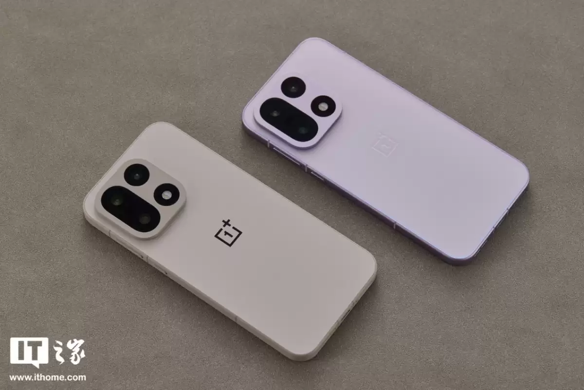 【IT之家开箱】一加 15 双配色真机图赏:多种工艺,奇妙手感