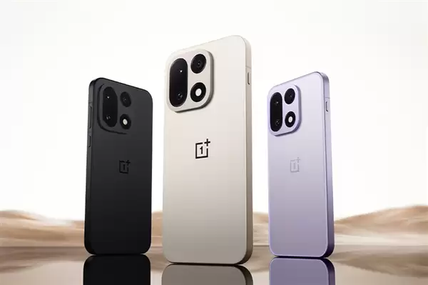 全球首發165Hz高分高刷屏 一加15發布:3999元起