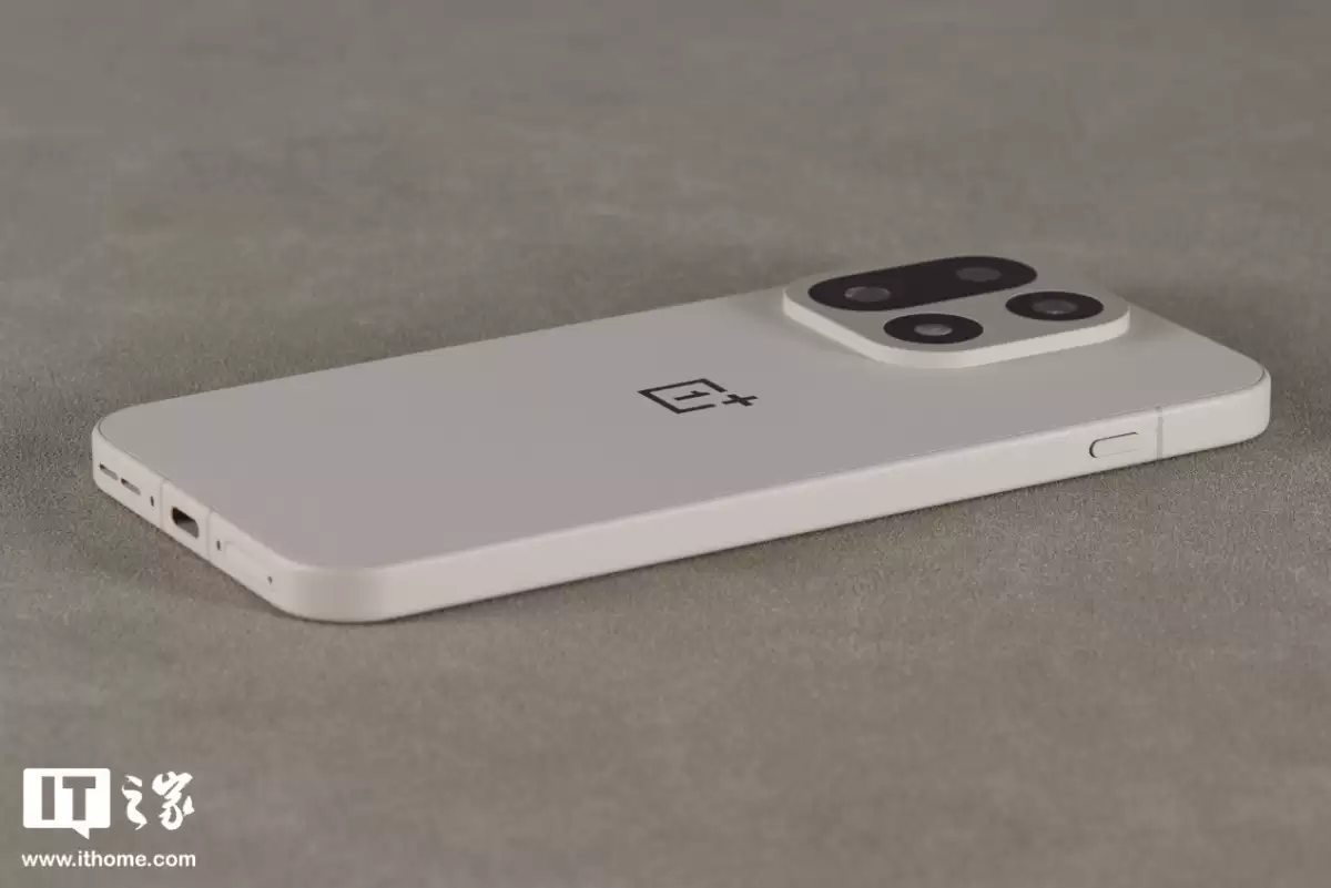 【IT之家开箱】一加 15 双配色真机图赏:多种工艺,奇妙手感