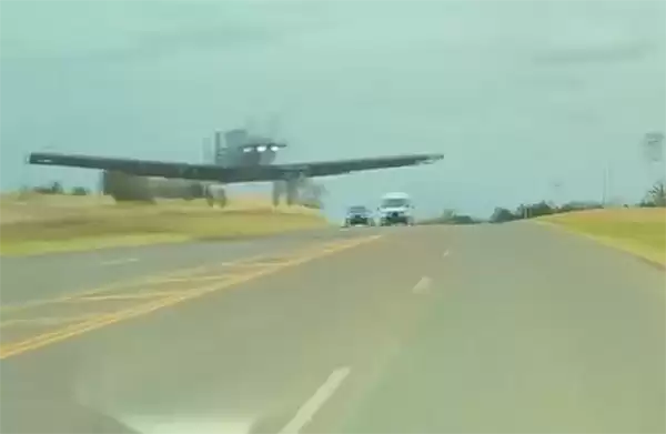 特斯拉避让坠机视频疯传 车主澄清FSD未启用