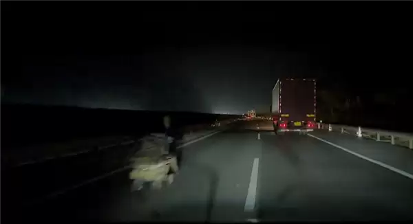 网友开辅助驾驶夜间走高速 偶遇老人逆行还疑推婴儿车!交警回应