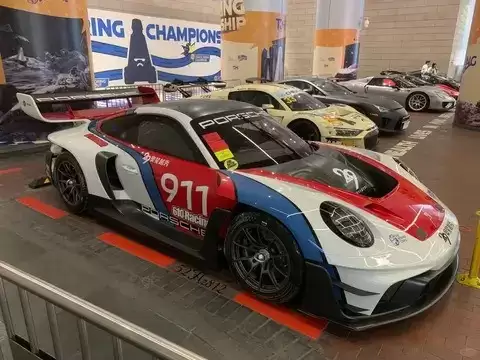 保时捷帕加尼联袂亮相广州车展，经典超跑齐聚引燃车迷热议