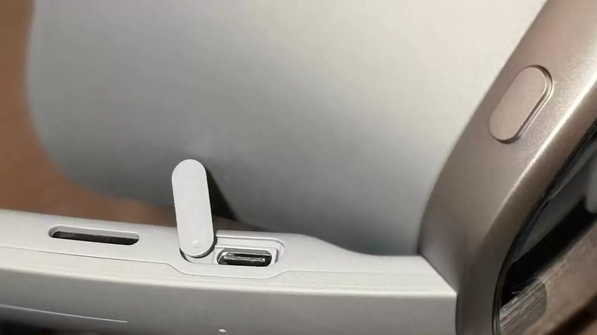 三星Galaxy XR曝光隐藏USB-C接口 支持多设备扩展