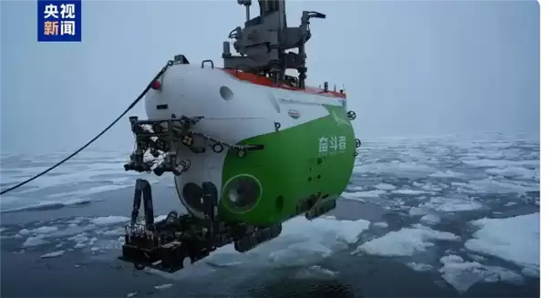 探索三号携奋斗者号与蛟龙号完成北极载人深潜创举