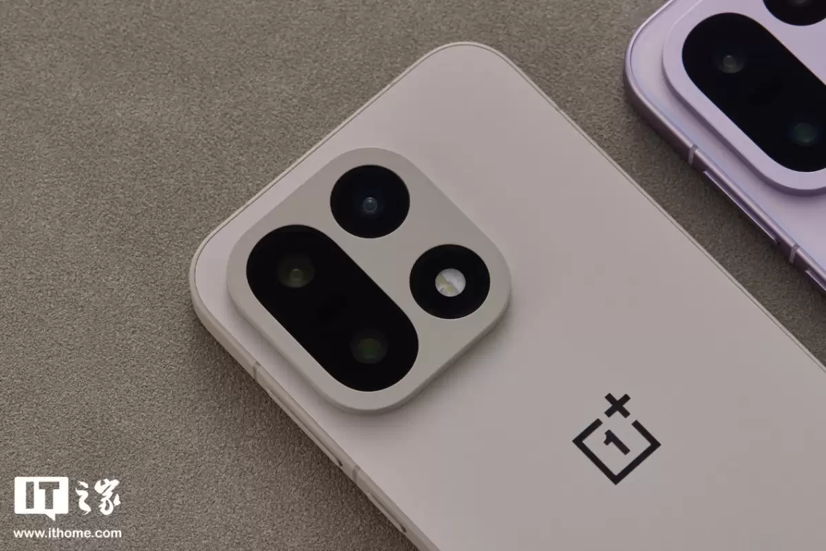 【IT之家开箱】一加 15 双配色真机图赏:多种工艺,奇妙手感