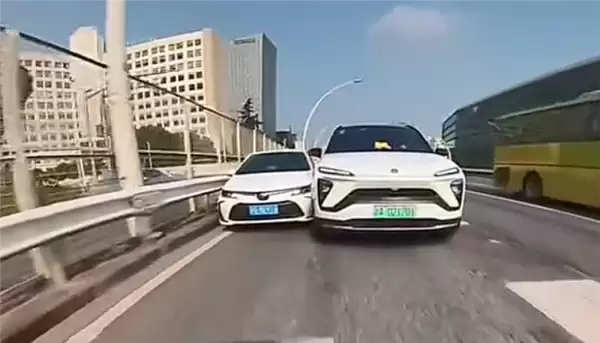 早高峰女司机强势插队 果然撞了