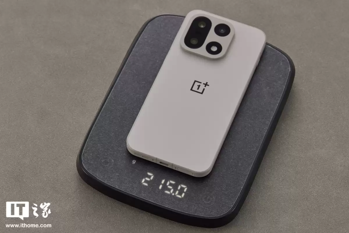 【IT之家开箱】一加 15 双配色真机图赏:多种工艺,奇妙手感