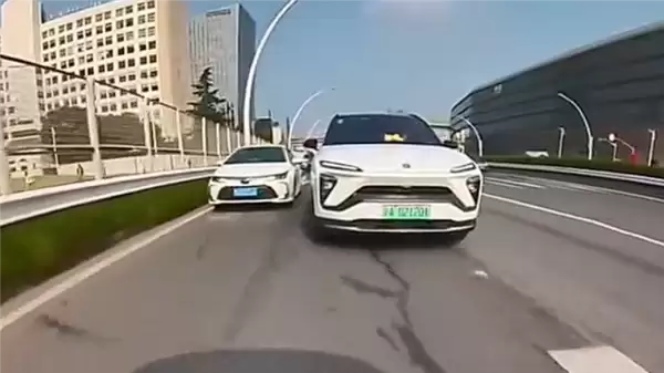 早高峰女司机强势插队 果然撞了