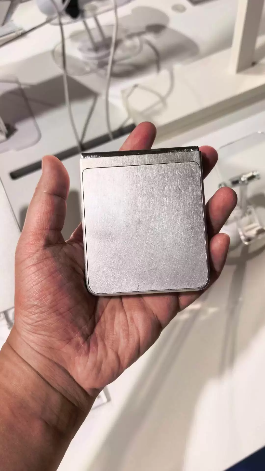 电动一键开 / 闭屏:瑞声科技电动小折叠手机方案 AutoFlip 公布