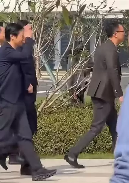 雷军现身武汉 出席小米智能家电工厂活动 走路不忘拨弄刘海