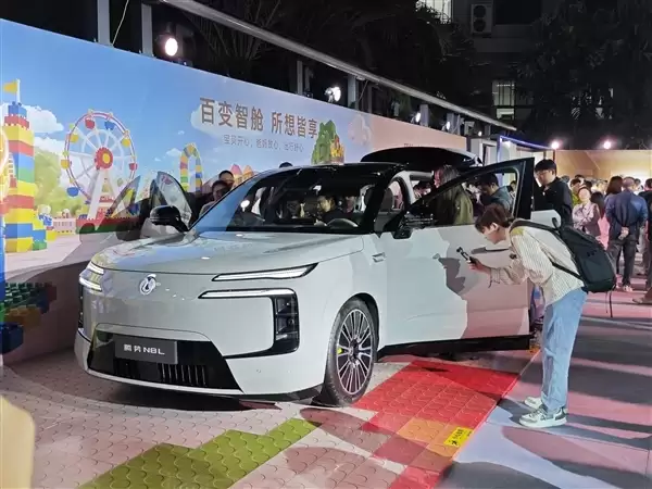 同级最多电机！三排六座SUV腾势N8L上市：29.98万起