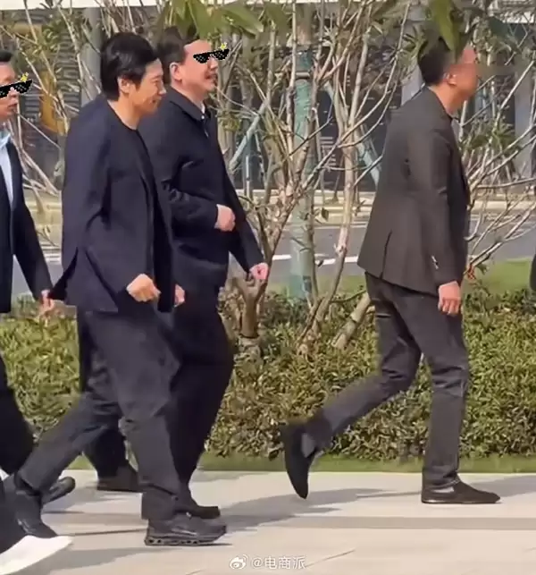 雷军现身武汉 出席小米智能家电工厂活动 走路不忘拨弄刘海