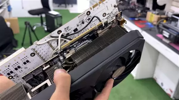 杂交换卡新玩法:GTX 1080 Ti修好了RTX 5070 Ti