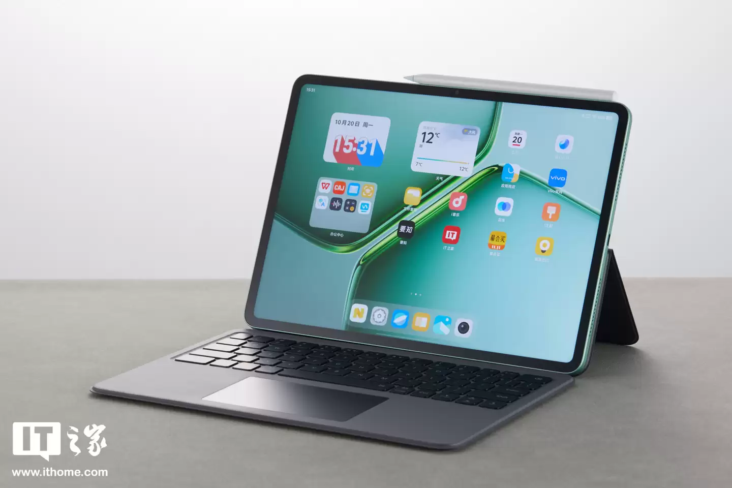 【IT之家图赏】热血能量生态焕新登场：iQOO Pad5e / WATCH GT 2 / TWS 5 全家桶实拍