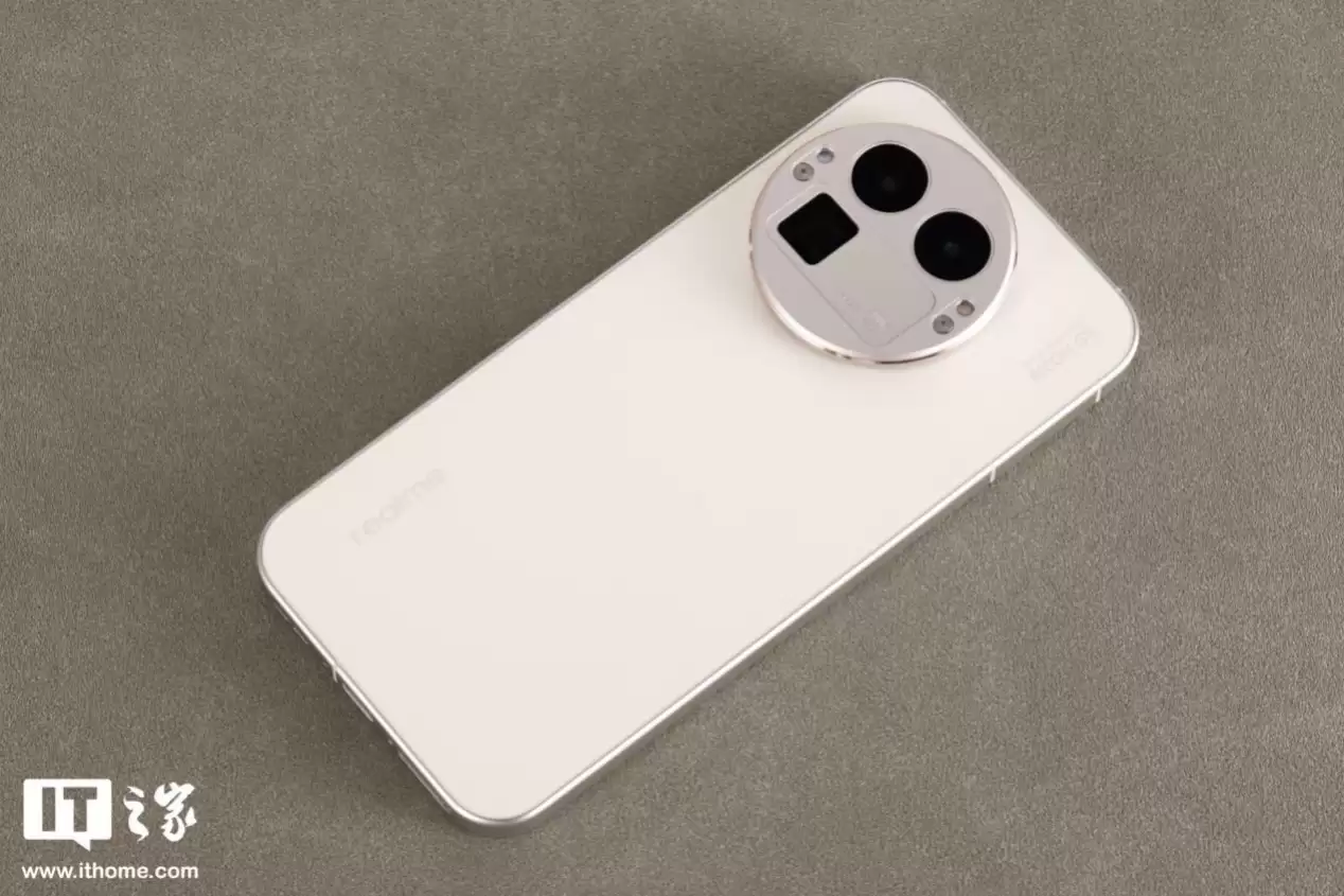 realme 真我 GT8 系列预计 11 月更新小布记忆等功能，Pro 将推机械拼接设计马丁 F1 定制版手机