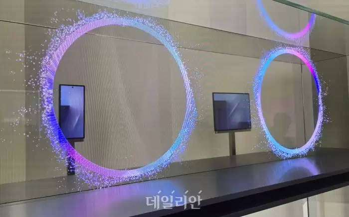 全球首款内折三折叠手机：三星展示 Galaxy Z TriFold，折痕几乎看不到