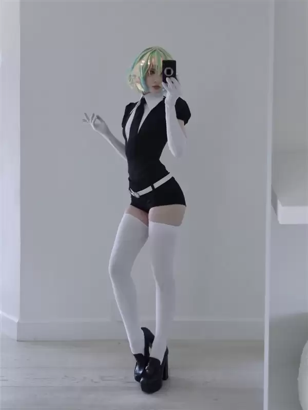 美国小姐姐cos《电锯人》蕾赛 过膝袜勒腿效果太顶了