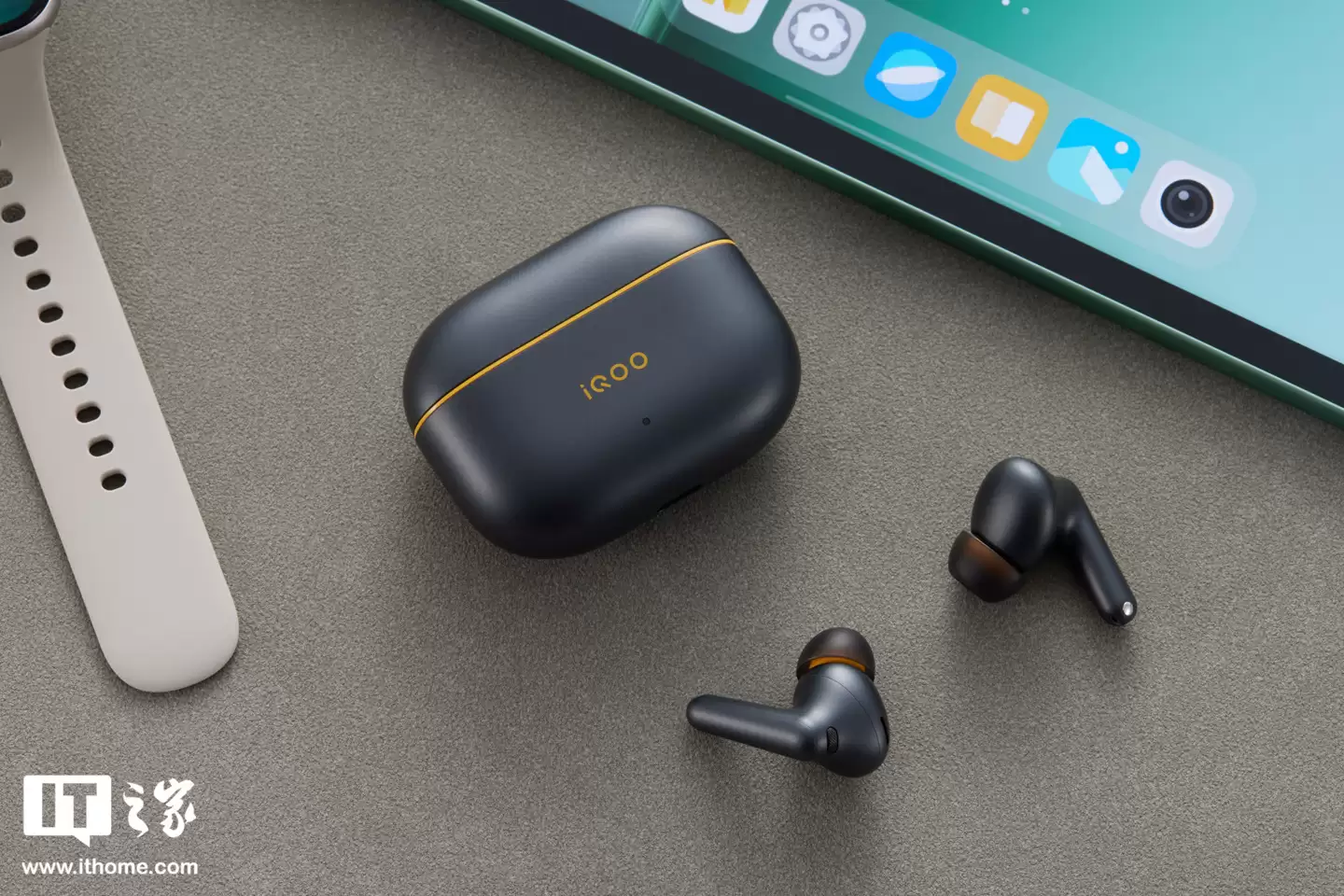 【IT之家图赏】热血能量生态焕新登场：iQOO Pad5e / WATCH GT 2 / TWS 5 全家桶实拍