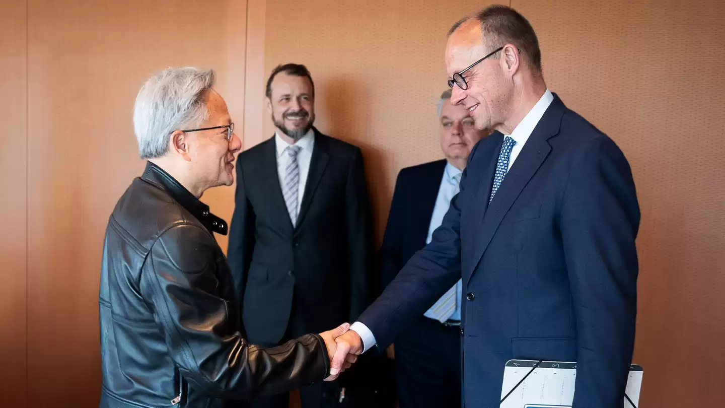 10 亿欧元部署 1 万块 GPU:黄仁勋被曝下月亲临柏林,将宣布欧洲 AI 算力枢纽项目