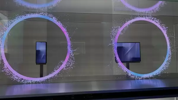 安卓史上第一款！三星三折叠屏亮相：跟华为方案有区别