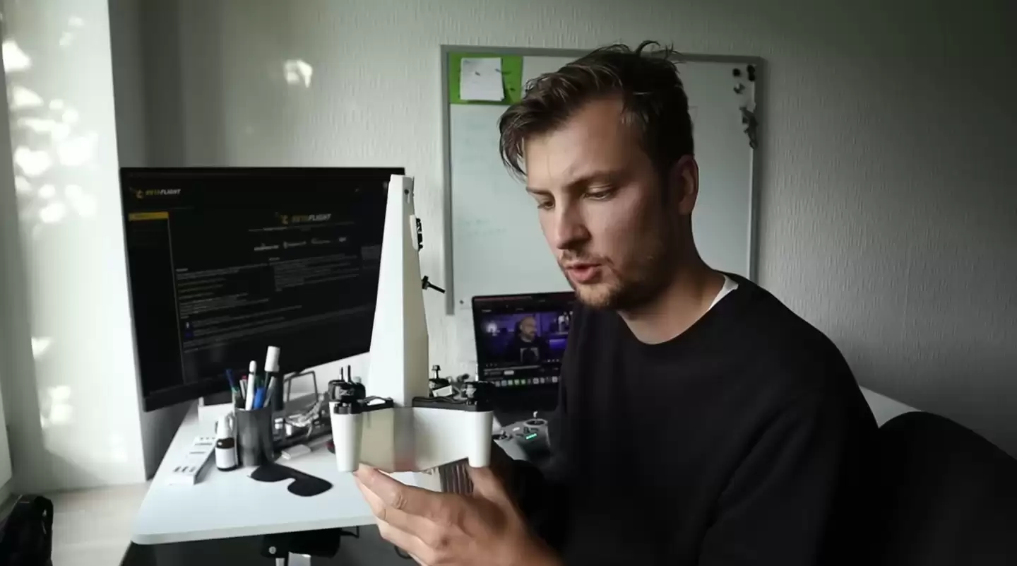 工程师用3D打印复刻微缩版《星球大战》X翼战斗机：速度可达216km/h，现已开源