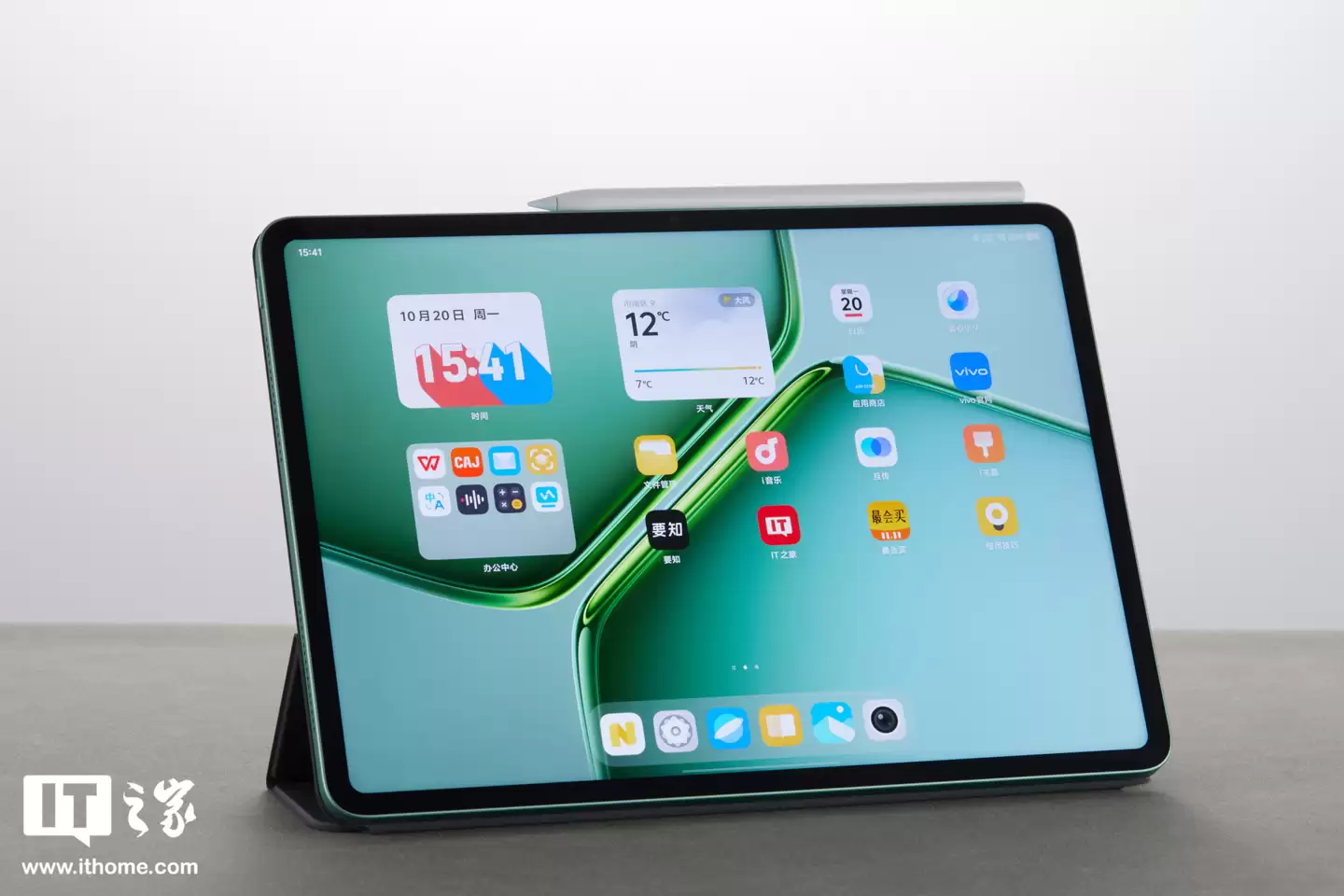 【IT之家图赏】热血能量生态焕新登场：iQOO Pad5e / WATCH GT 2 / TWS 5 全家桶实拍