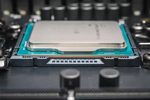 英伟达在中国市场份额已从95%暴跌至0!黄仁勋警告:这对美国伤害更大