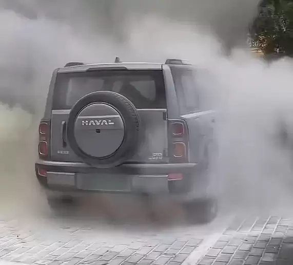 陕西一哈弗猛龙突然起火 灭火器根本没用：烧成框架