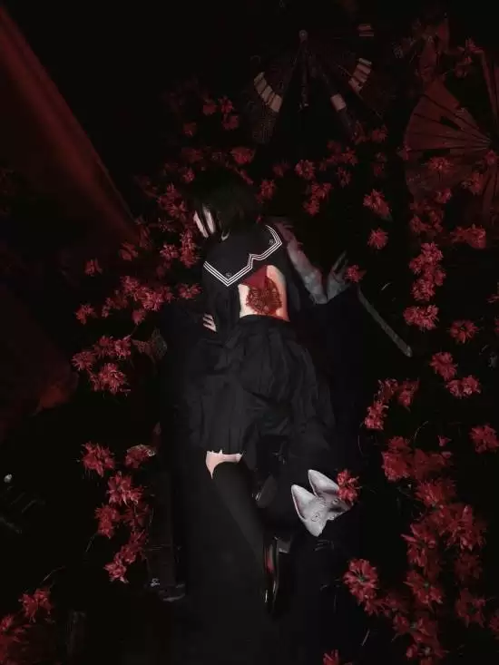 《寂静岭f》美女cos分享：黑袜JK+绝美侧颜