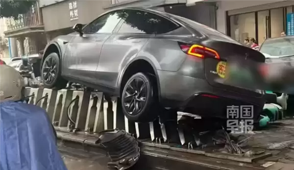 特斯拉事故骑到共享自动车头上 女司机在车上被吓哭