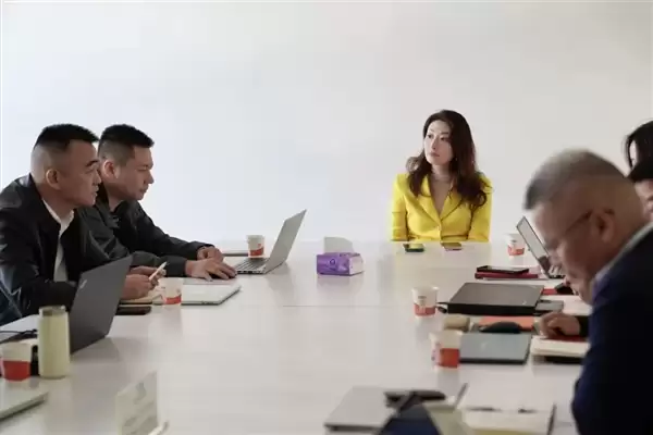 宗馥莉辞职后首次公开露面 出席宏胜集团工作会