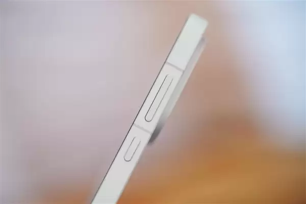 行业第一块165Hz高刷高分屏！一加15图赏