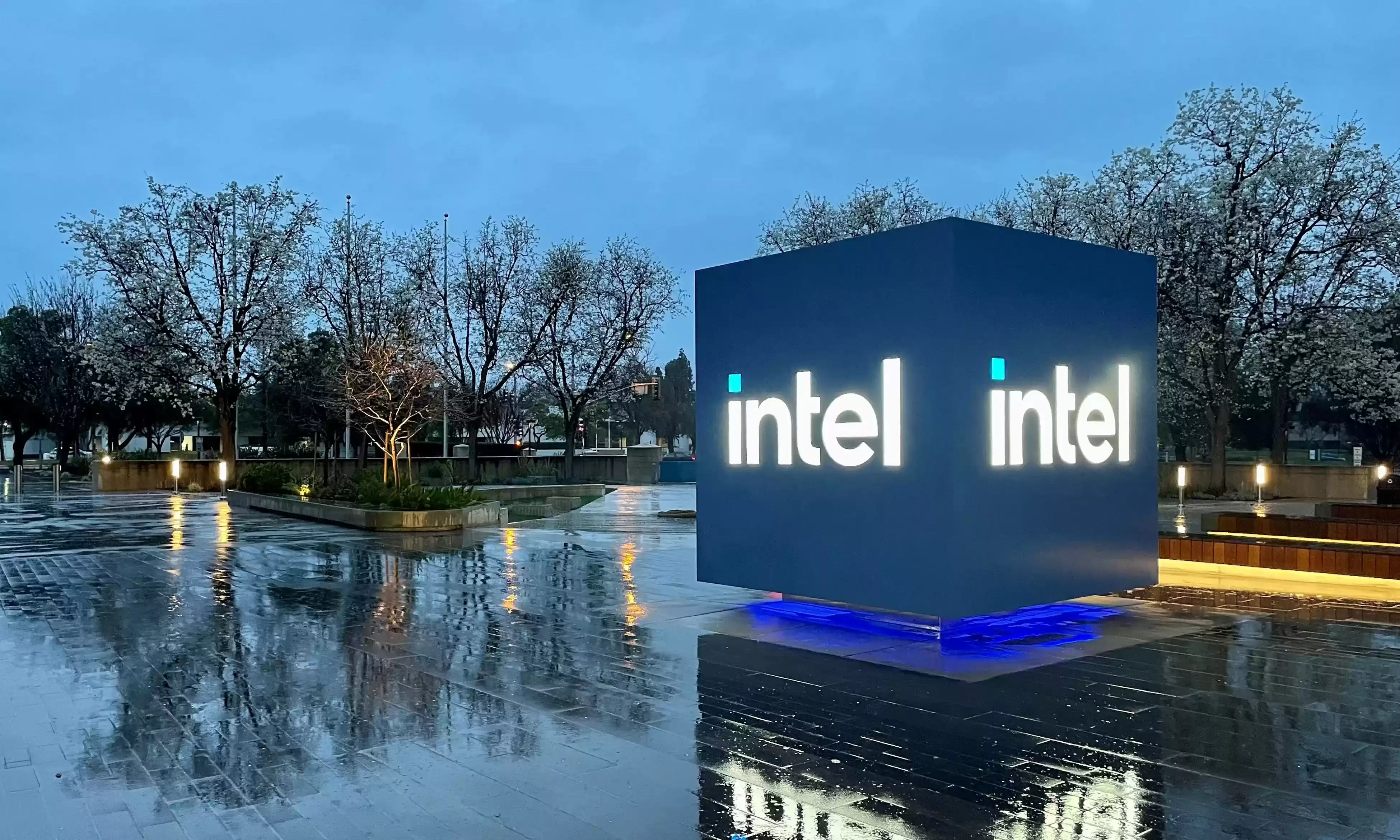 Intel超级大暴跌:PC大本营溃败,AI远水难解近渴