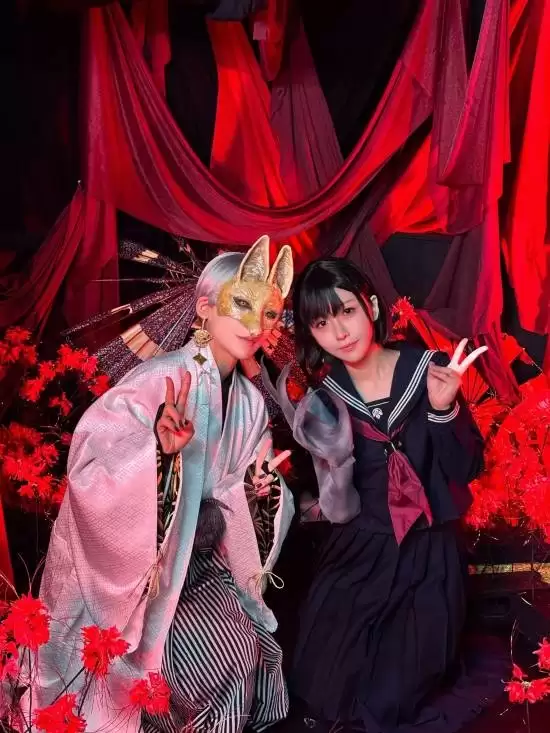 《寂静岭f》美女cos分享：黑袜JK+绝美侧颜