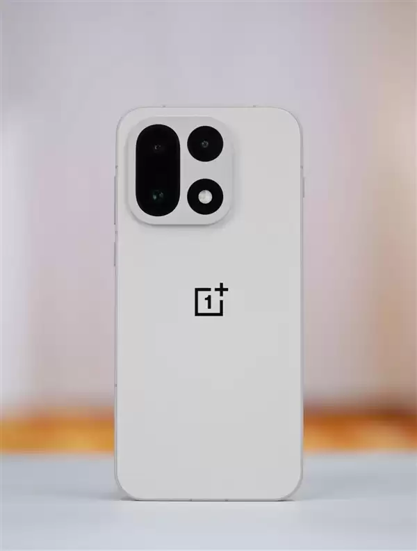 行业第一块165Hz高刷高分屏！一加15图赏