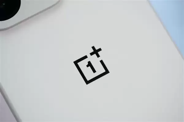 行业第一块165Hz高刷高分屏！一加15图赏