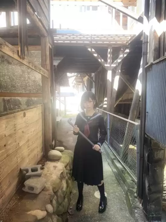 《寂静岭f》美女cos分享：黑袜JK+绝美侧颜