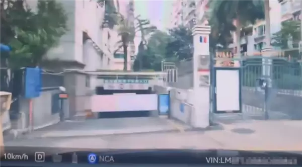 问界M9车主下地库误踩油门差点撞升降杆 小艺：请抬脚！