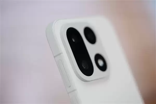 行业第一块165Hz高刷高分屏！一加15图赏