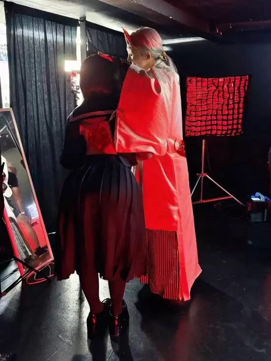 《寂静岭f》美女cos分享：黑袜JK+绝美侧颜