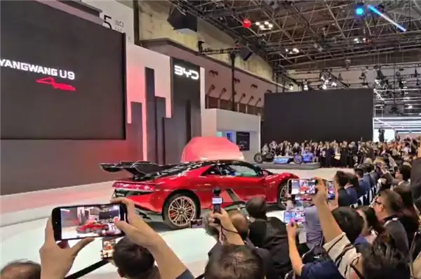 比亚迪给日本人来点震撼！东京车展上仰望U9跳舞登场