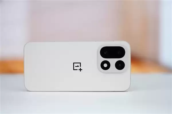 行业第一块165Hz高刷高分屏！一加15图赏