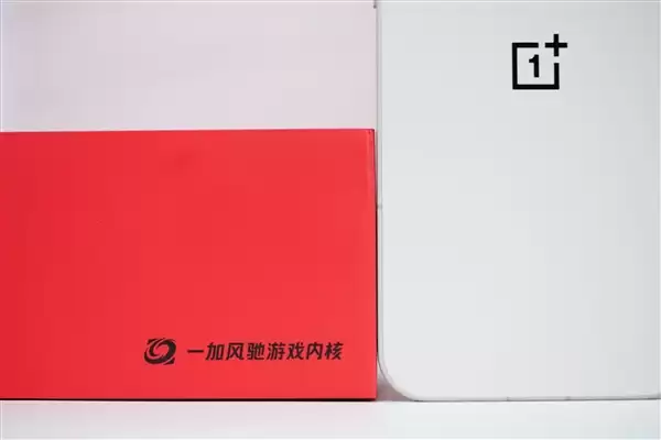 行业第一块165Hz高刷高分屏！一加15图赏