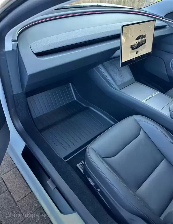 装了后视镜坐上司机 特斯拉Cybercab自动驾驶出租车首次公开测试